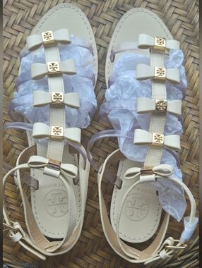 TORY BURCH ‘KIRA’ flat cream leather sandal with cream leather bows and strap.